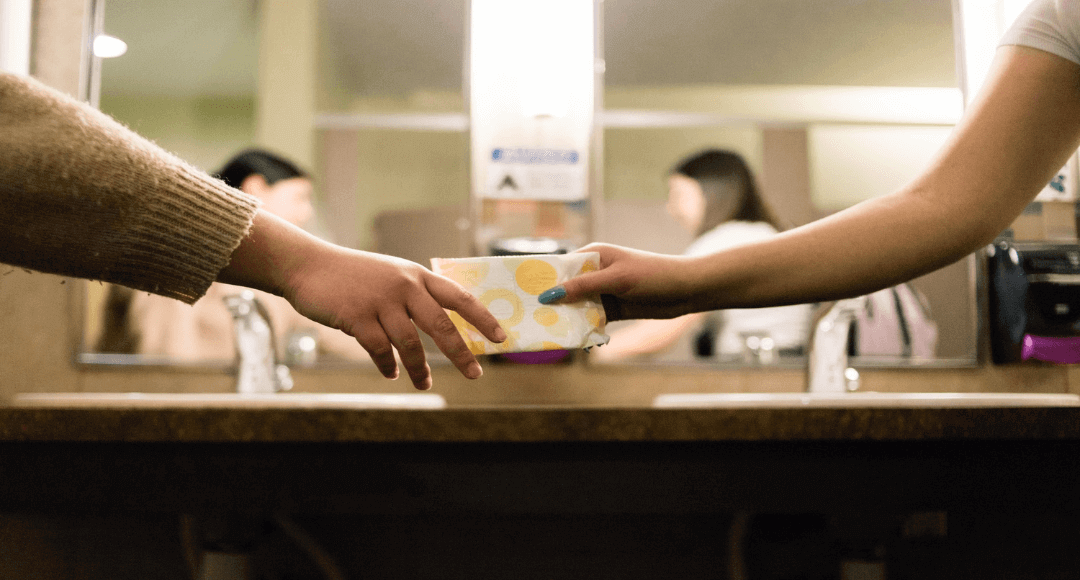 Wat als je voor de eerste keer ongesteld wordt op school of op vakantie?