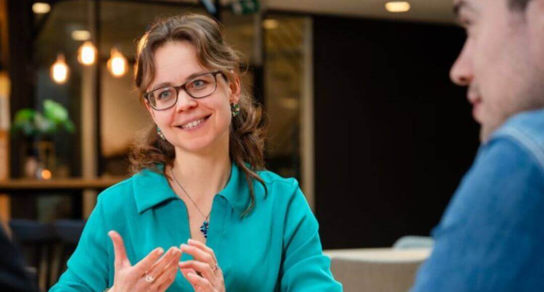 Van PMS tot perimenopauze: waarom werk beter wordt als we luisteren naar het lichaam