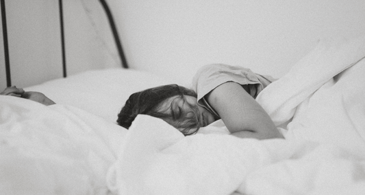 Hoe slaap en menstruatie elkaar beïnvloeden (en wat je eraan kunt doen)