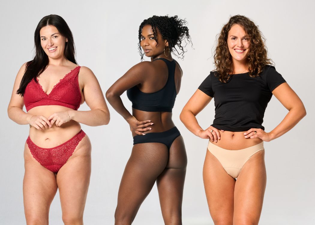 Drie vrouwen in de Moodies menstruatiestrings: lace in rood, bamboe in zwart en lasercut in beige